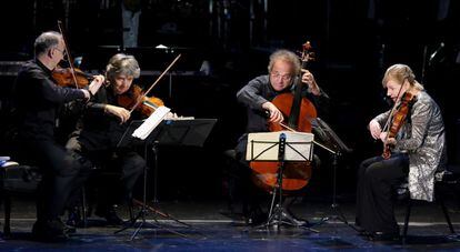 El Takacs Quartet toca durante la gala de los Grammy.