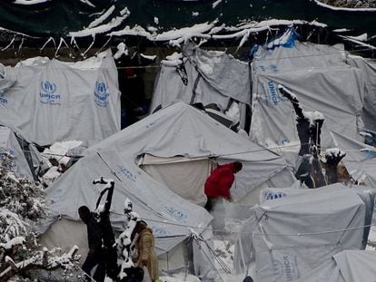 Nieve en el campo de refugiados de Moira, en la isla de Lesbos, Grecia.