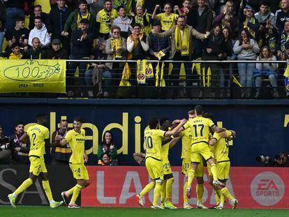 Jorge Cuenca, del Villarreal, celebra junto a sus compañeros el gol que supuso la victoria ante el Valencia.