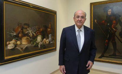 Plácido Arango ante dos de sus cuadros: 'Bodegón de cocina', de Antonio de Pereda, y 'P. Bustos de Lara', de Francisco de Zurbarán, en 2007.