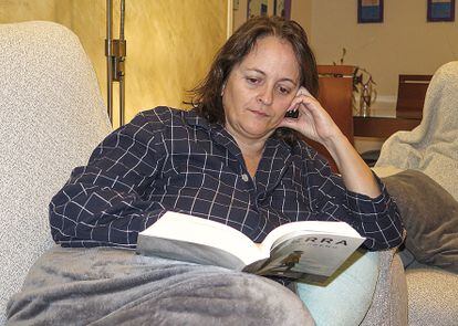 Sandra González, enferma de covid persistente, en su casa de Granada donde pasa la cuarentena al haberse vuelto a infectar en la sexta ola.