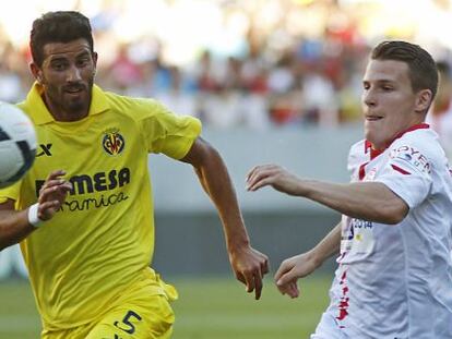 Gameiro y Musacchio pelean por un bal&oacute;n.