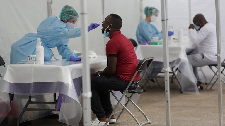 Una sanitaria realiza una prueba PCR en Ordizia (Gipuzkoa), esta semana.