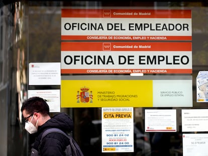 Un hombre pasa por la puerta de una oficina del SEPE, en diciembre de 2020.