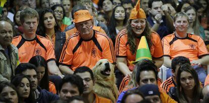 Los seguidores holandeses muestran su tristeza tras perder contra Argentina en los penaltis, en Holambra (Brasil).