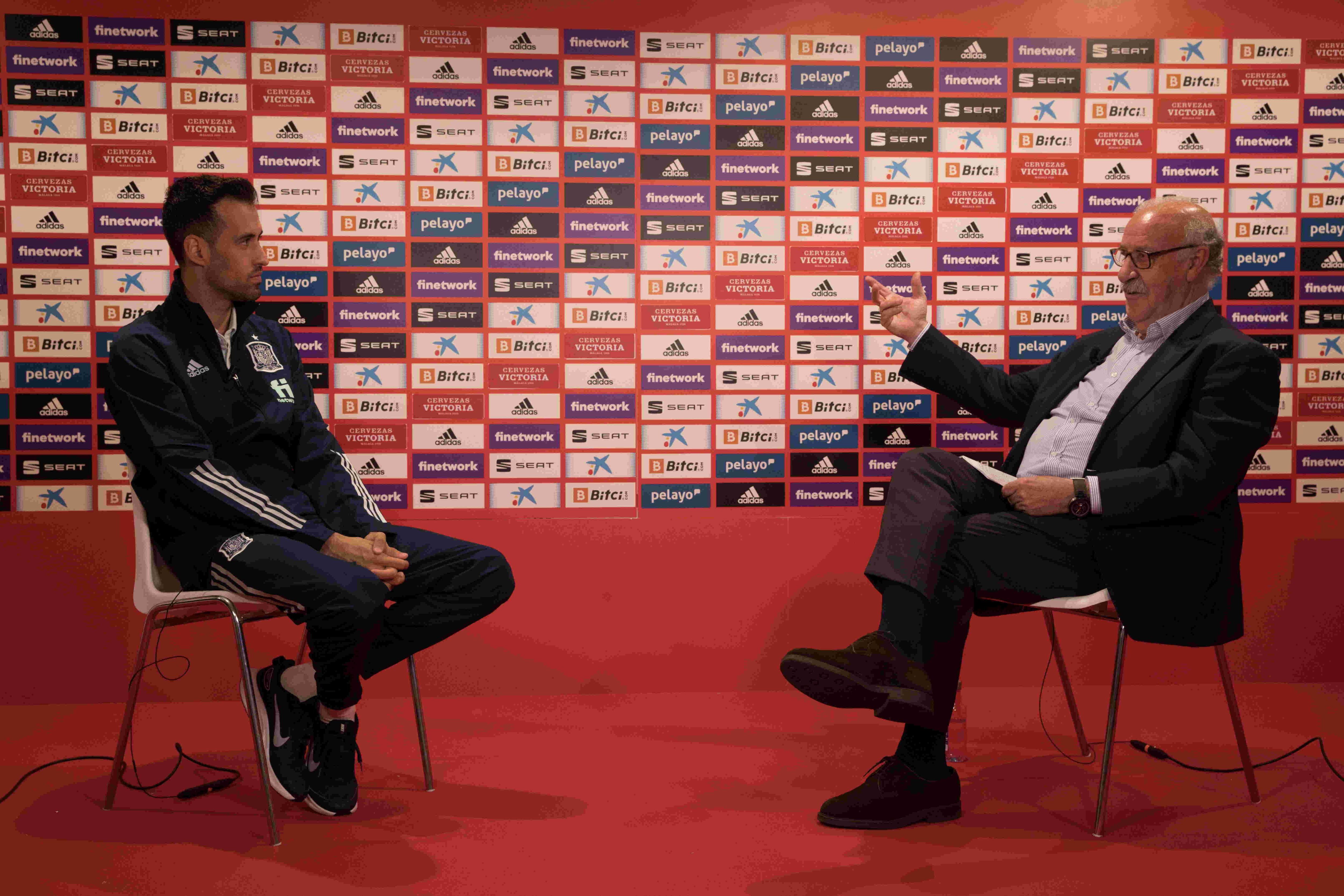 Sergio Busquets y Vicente del Bosque, durante su charla en la Ciudad del Fútbol de Las Rozas (Madrid).