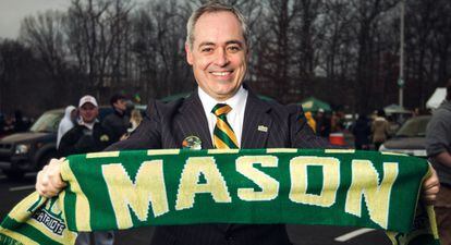 Ángel Cabrera en el campus de la Universidad George Mason.