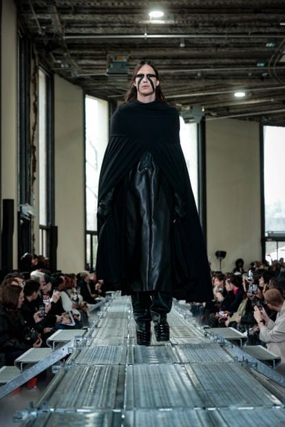 StreetStyle en Louis Vuitton - Semana de la moda de París hombres Primavera  Verano 2019 - Palais Royal - París - Francia Fotografía de stock - Alamy