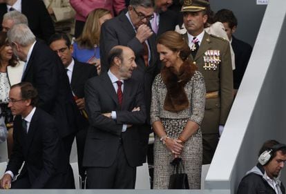 El secretario general del PSOE, Alfredo Pérez Rubalcaba y la Infanta Elena, en una imagen de archivo.