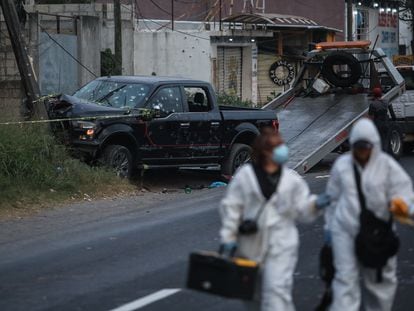 Policías forenses trabajan en el sitio de un tiroteo, en Veracruz, en enero de 2023.