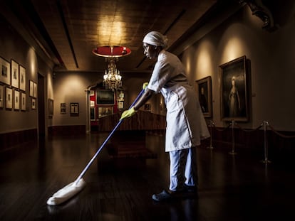 Una mujer gambiana trabaja como limpiadora en el Museo de Goya en Zaragoza, en 2015.