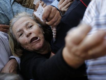 Una multitud de pensionistas hacen cola en el tercer día de corralito en Grecia ante los bancos para retirar dinero.