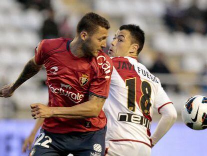 Timor y Javi Fuego pugnan por el balón