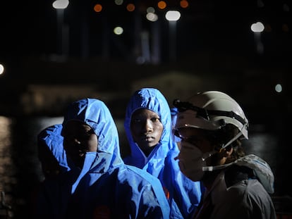 Un grupo de migrantes a su llegada al puerto de Málaga, tras su rescate el pasado 15 de abril.