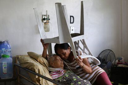 Filipinas prepara a su población frente a un posible terremoto. En la imagen, participantes en el simulacro que se ha llevado a cabo a nivel metropolitano en Manila.