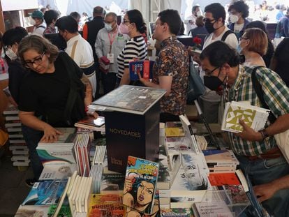 Visitantes en la Fiesta del Libro de la Rosa UNAM, el 23 de abril del 2022, en el Centro Cultural Universitario.