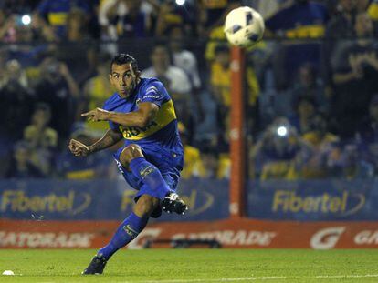 Carlos Tevez tira a gol contra Newells.