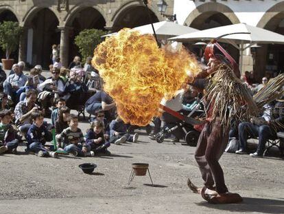 El espect&aacute;culo &#039;Dodo y Tocones y Toconcitos&#039;, de Tabu Actor, en la plaza Mayor del Poble Espanyol. 