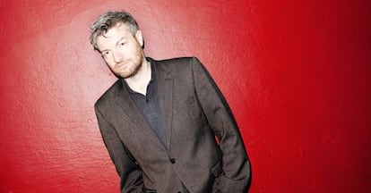 Entre las pocas cosas que Charlie Brooker no sabe hacer está conducir. Pero posar, posa hasta con los ojos cerrados.