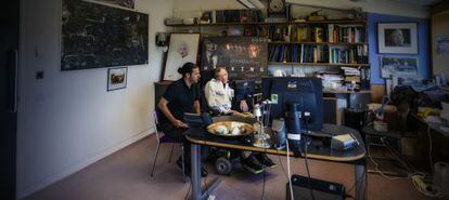 Stephen Hawking en su despacho, durante la conversación con el autor del texto, el también físico teórico José Edelstein.
