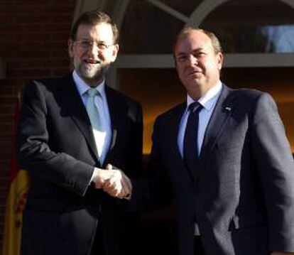 El presidente del Gobierno, Mariano Rajoy (i), y el jefe del ejecutivo extremeño, José Antonio Monago, en el Palacio de la Moncloa. EFE/Archivo