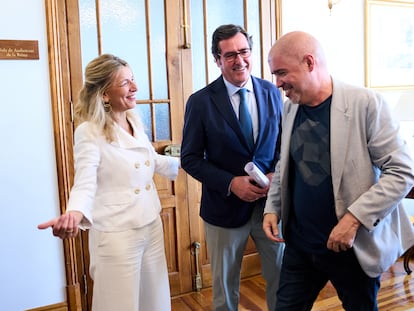 De izquierda a derecha: la vicepresidenta segunda y líder de SUMAR, Yolanda Díaz; el presidente de la CEOE, Antonio Garamendi, y el secretario general de CCOO, Unai Sordo en los cursos de la UIMP.