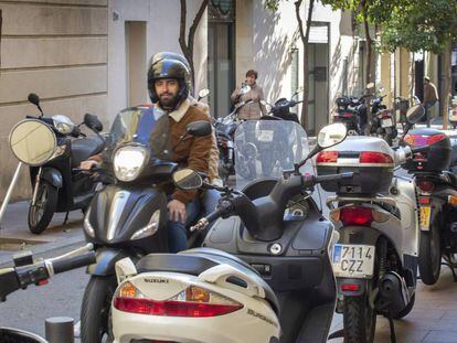 Motos aparcadas en las aceras en la calle de Santa Àgata en Gràcia.