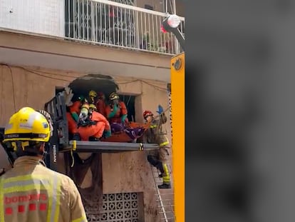 Imagen del momento en el que rescatan a un hombre de 48 años y 250 kilos de peso de su vivienda.