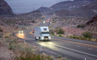 Un vehículo autónomo transporta mercancías en las carreteras de Arizona.