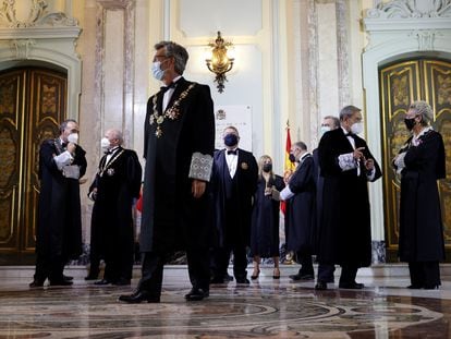 Carlos Lesmes (en el centro) junto a miembros de la Sala de Gobierno del Supremo, el pasado lunes en la sede del tribunal.