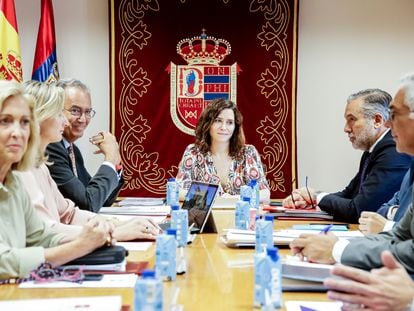 La presidenta de la Comunidad de Madrid, Isabel Díaz Ayuso, preside la reunión del consejo de Gobierno, este miércoles, en Móstoles.