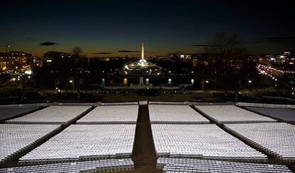 Les cadires buides i el monument a Washington, vists des de l'escenari de la investidura de Trump.