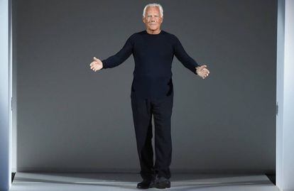 Giorgio Armani en el final de uno de sus desfiles en Milán.