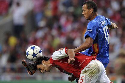 Miguel García le disputa un balón a Luis Fabiano.