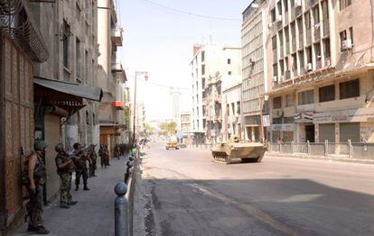 Carros de combate y soldados sirios patrullan el centro de Alepo. 