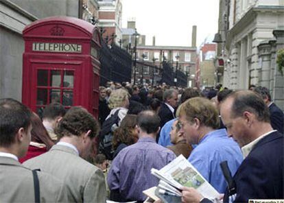 El público hace cola para asistir a la comparecencia de Blair ante el Tribunal de Justicia de Londres.