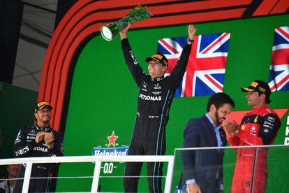 George Russell celebra su victoria en el GP de Brasil este domingo.