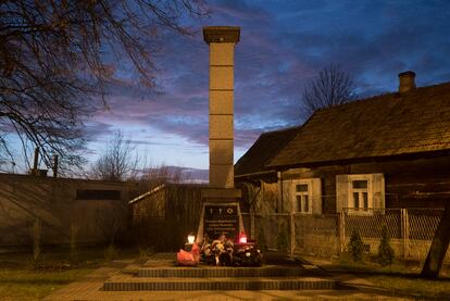 Monolith in memory of the inhabitants of Narewka victims of Nazism.