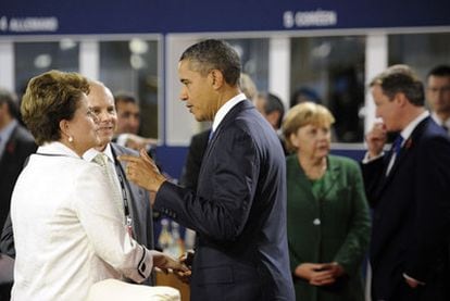 La presidenta de Brasil, Dilma Rousseff, conversa con el presidente de EE UU, Barack Obama en la cumbre del G-20.