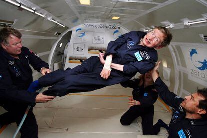 El científic Stephen Hawking, experimenta la ingravidesa per fomentar l'interès per l'espai. En la imatge l'ajuden altres companys durant el seu vol experimental el 26 d'abril del 2007.