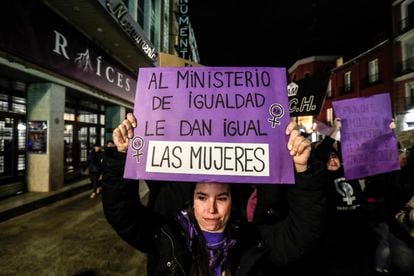 Una mujer sujeta una pancarta en la manifestación organizada por el Movimiento Feminista de Madrid, contrario a la 'ley trans', con motivo del Día de la Mujer.
