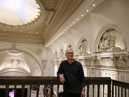 El consejero delegado de Apple, Tim Cook, posa en la inauguración de una tienda de la empresa en Los Angeles, el pasado 24 de junio.