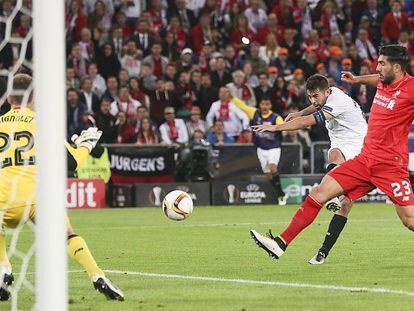 Coke hace su segundo gol al Liverpool en la final de Basilea.