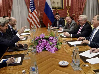 Kerry y Lavrov en la mesa de negociaciones en Lausana (Suiza).