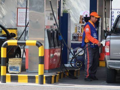 Un trabajador en una estación de gasolina en Quito (Ecuador).