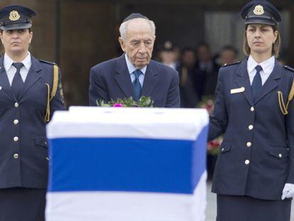 El presidente Simon Peres, ante el féretro. FOTO: J. Hollander | VÍDEO: Reuters Live!