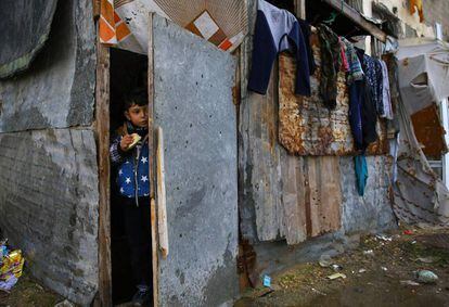 Un niño palestino abre la puerta de su casa en Beit Hanun, al norte de la Franja de Gaza.