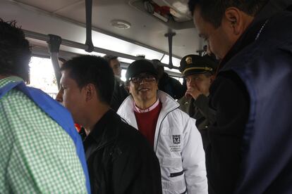 Petro durante su periodo como Alcalde de Bogotá, recorriendo las estaciones de Transmilenio, en 2012.