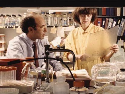 Los biólogos estadounidenses Richard Axel y Linda Buck, en su laboratorio.