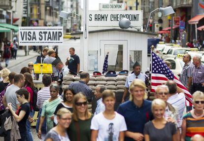 Un grupo de turistas visita el antiguo paso fronterizo 'Checkpoint Charlie'